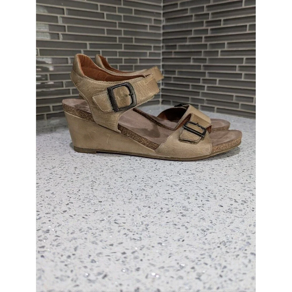 Taos Buckle Up Wedge Sandal Cork Tan Khaki Taupe 2.5in Summer Shoes 41 10 10.5